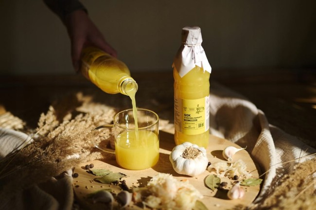 Przejdź do produktu Sok z kiszonej kapusty z imbirem i kurkuma 500ml
